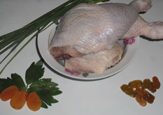 Ингредиенты для блюда – окорочка куриные с сухофруктами.