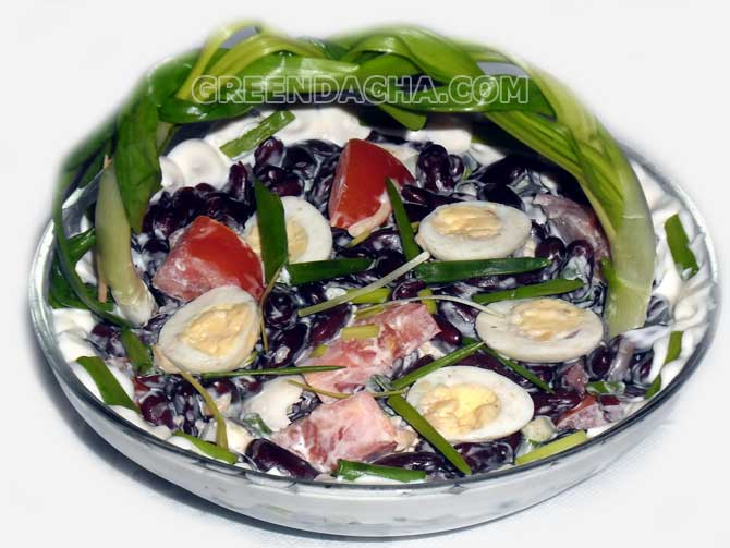 Салат из красной фасоли с перепелиными яйцами и овощами.