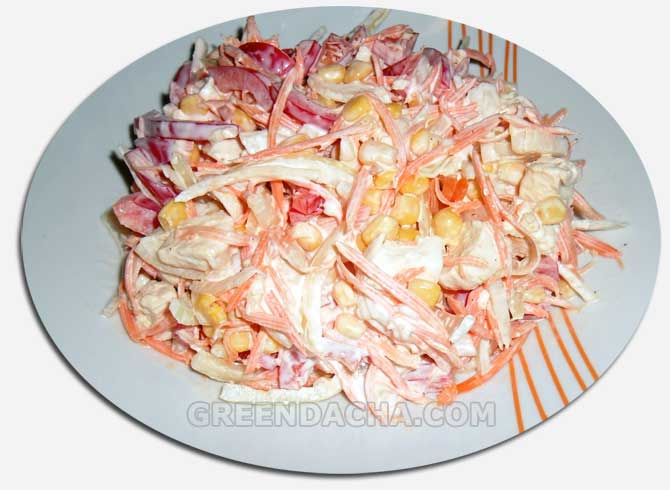 Салат с овощами и куриным филе.