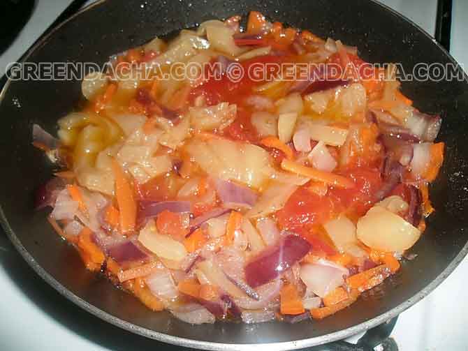 В разогретой сковороде овощи -  тушить  до готовности.