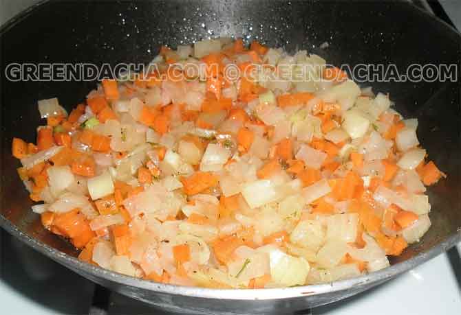 Морковь и лук обжариваем на масле до готовности.