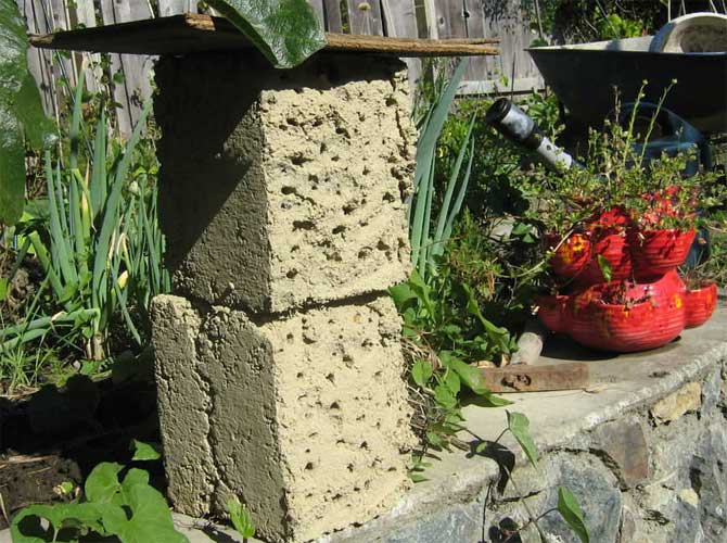Домик для насекомых из глины.