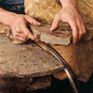 Зафиксируйте шланг и провод между двух крупных камней.
