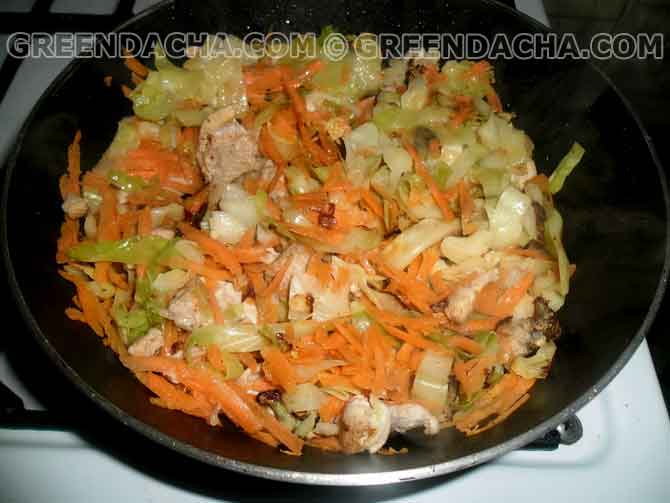 Морковь добавляем к содержимому в сковороде.