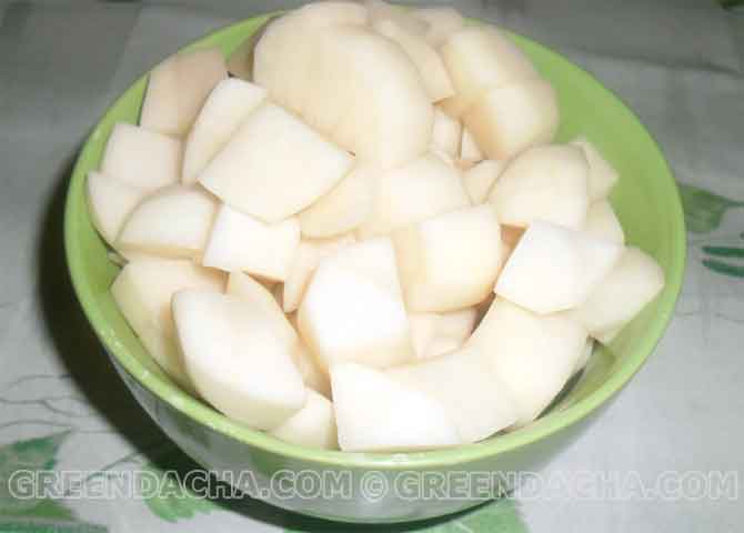 Сырой картофель нарезать небольшими кубиками.