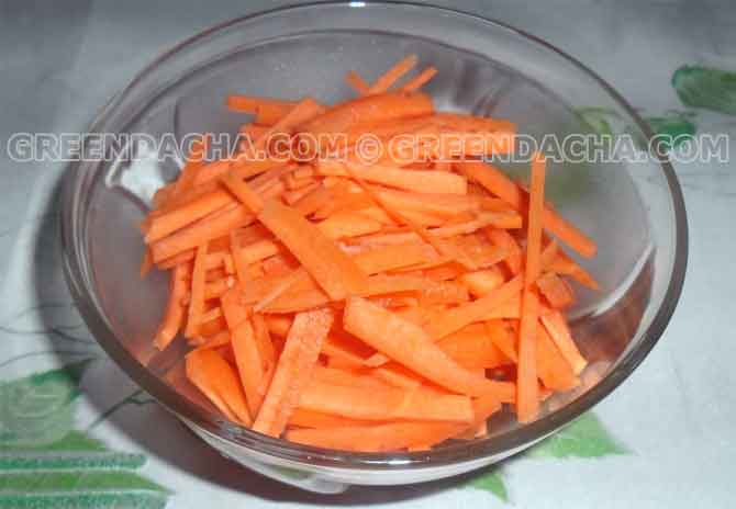 Морковь нарезаем небольшими брусочками или соломкой.