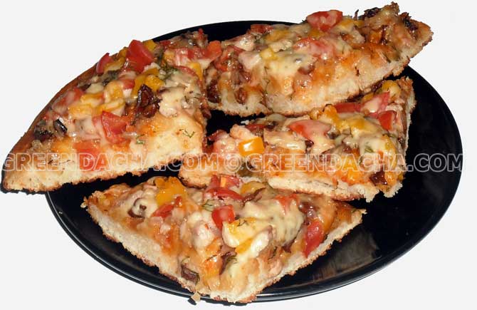 Дачная пицца с грибами, овощами и куриным мясом.