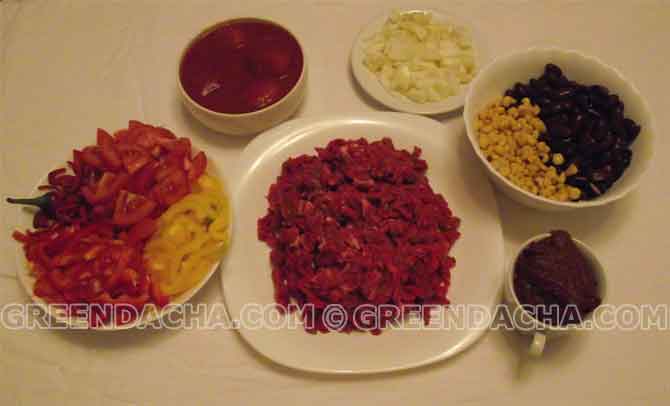Режем мясо и овощи для чили по техасски