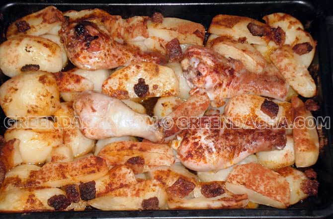 Запеченный картофель с салом и куриным мясом.
