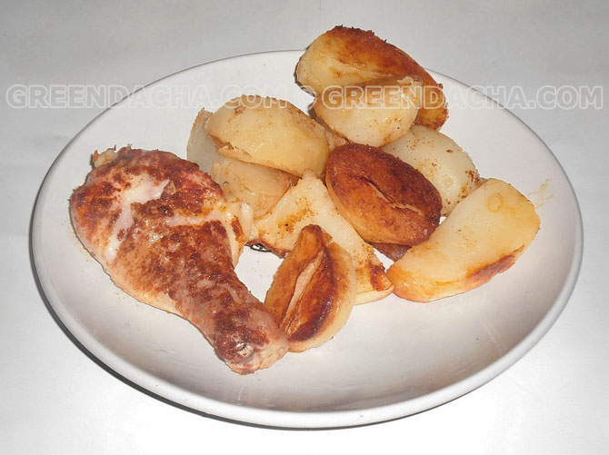 Картофель с салом и куриным мясом.