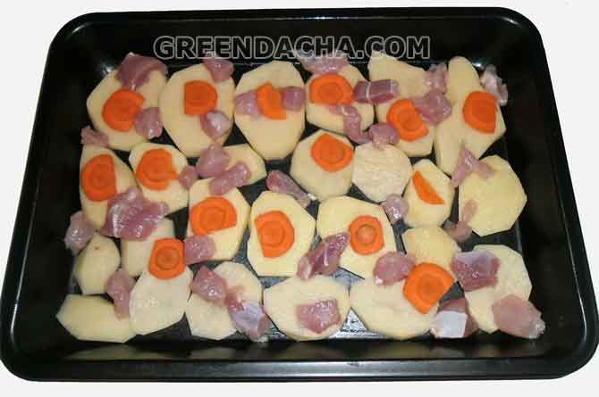Свинину и морковь нарезаем и выкладываем на картофель.