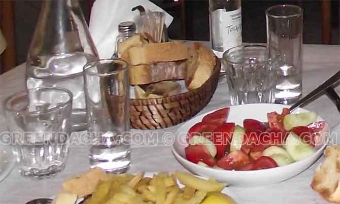 Классический греческий салат в ресторане Афин.
