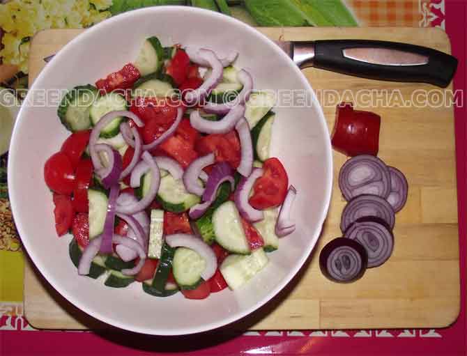 Ингредиенты греческого салата режутся крупно.