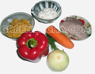 Ингредиенты салата с овощами и курной грудкой.