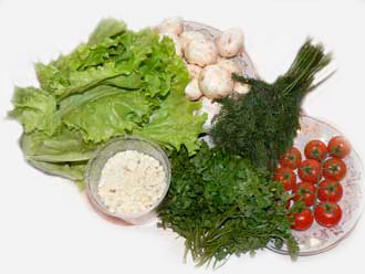 Ингредиенты салата - черри, салат, зелень, шампиньоны.