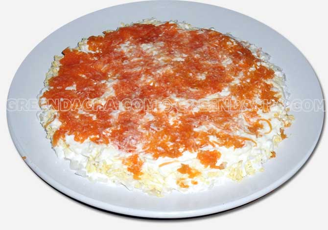 Морковь натереть, выложить на тарелку и промазать слой майонезом.