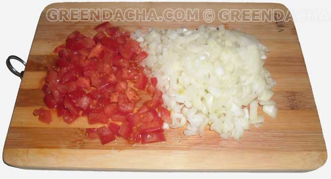 Репчатый лук и помидор нарезаем небольшими кубиками.