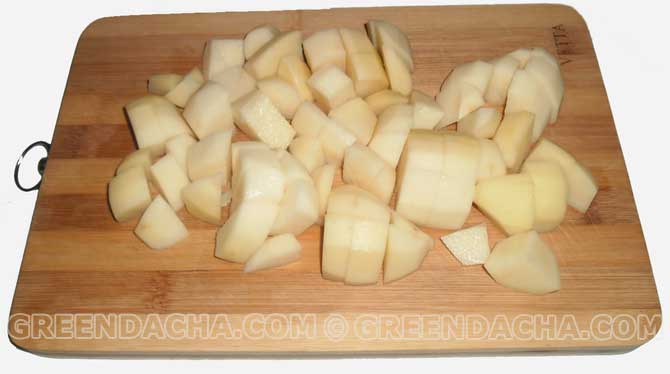 Картофель нарезаем соломкой или кубиками.