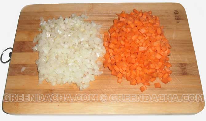 Морковь и репчатый лук нарезаем кубиками.