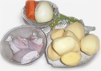 Ингредиенты куриного супа с картофелем и морковью.