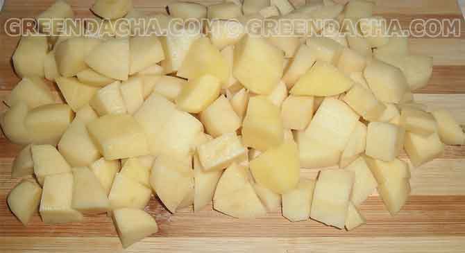  Картофель очистить от кожуры, помыть и нарезать кубиками