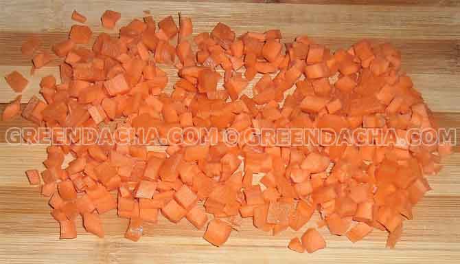 Морковь нарезаем кубиками или соломкой.