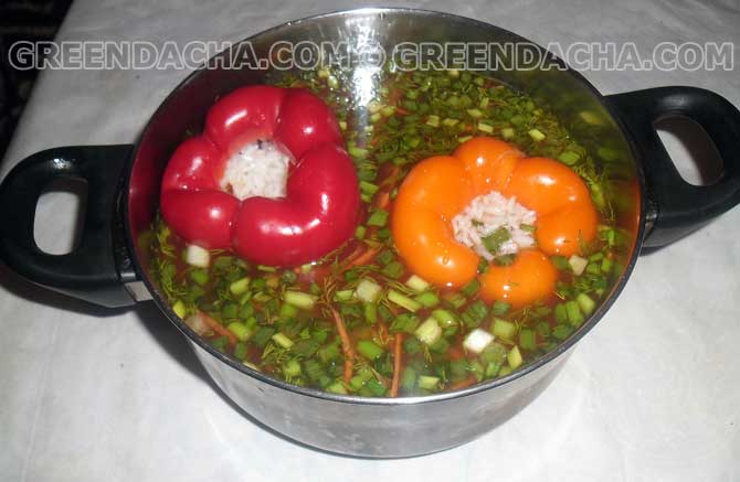 Свежую зелень, нарезаем и заливаем томатной смесью.