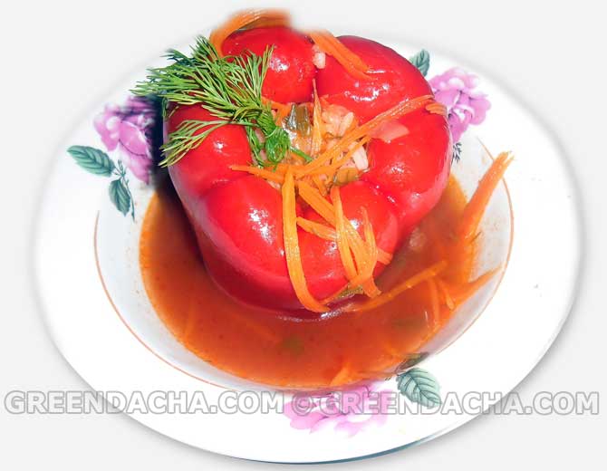 Фаршированный овощами и рисом перец в томатном бульоне