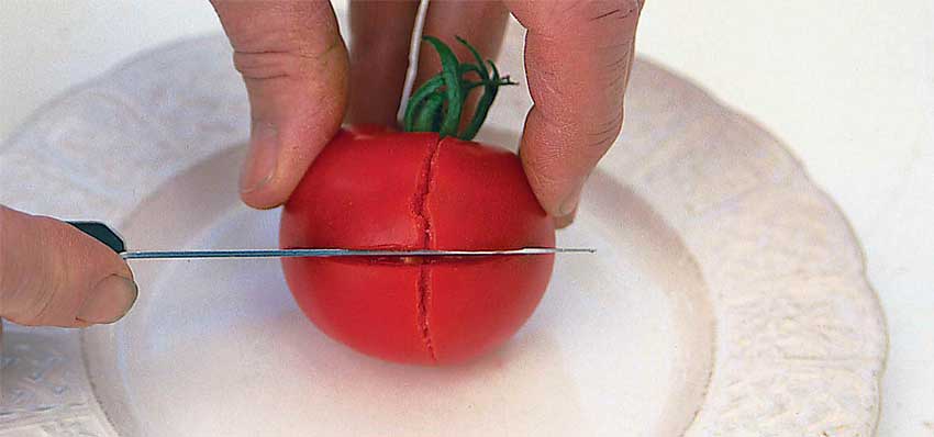 Разрезаем помидор.